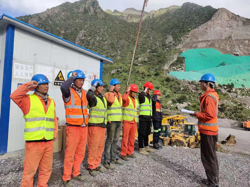 汪辰每日施工前进行班前会，对工人进行安全教育_副本